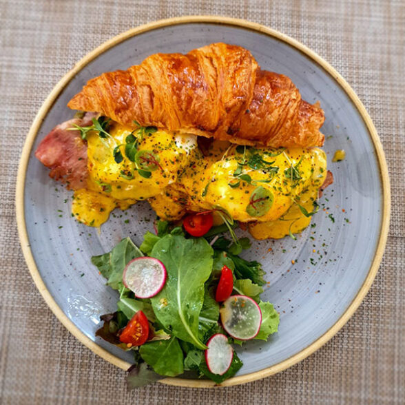 Croissant VS Benedict